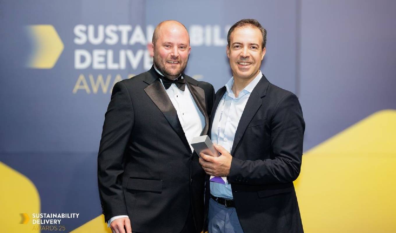 Bentley Systems’ Director of Sustainability, Rodrigo Fernandes (standing right), accepts a 2025 Sustainability Delivery Award from Ross Griffiths, Managing Director, Environment Analyst (standing left). (Image: Bentley Systems)